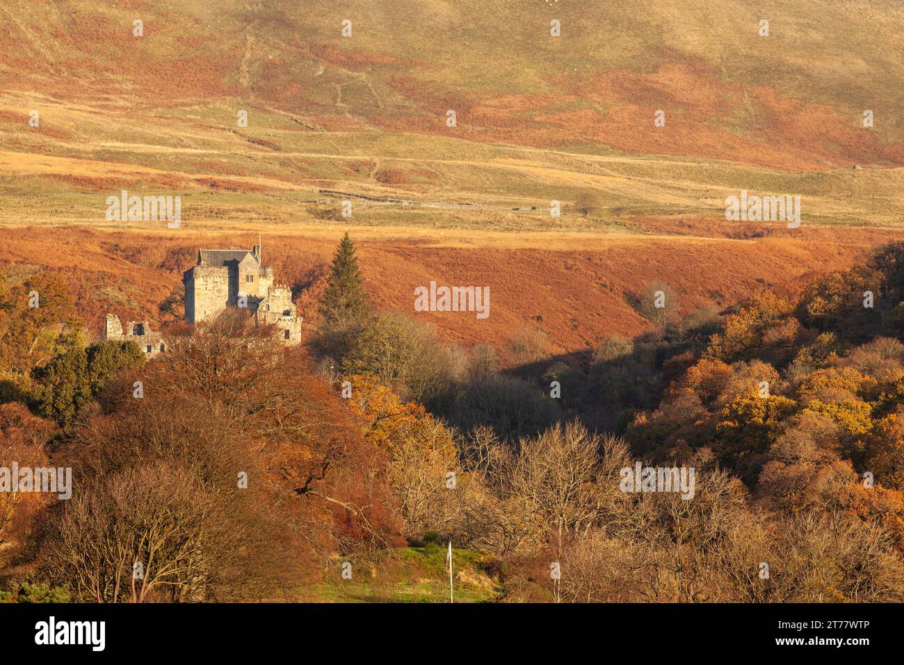 Castle Campbell situé dans les collines d'Ochil à l'air splendide dans les couleurs d'automne Banque D'Images