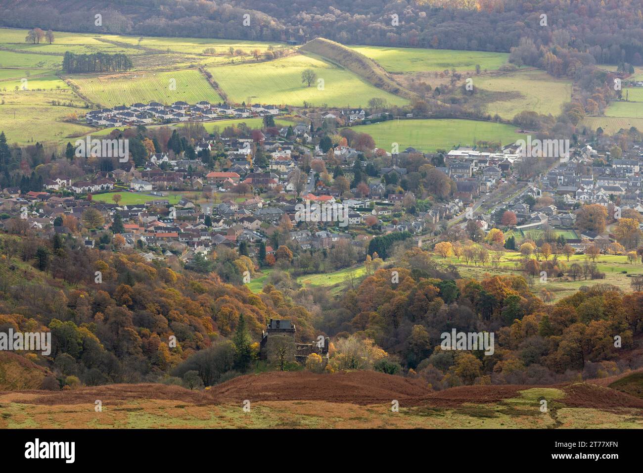 La petite ville écossaise de Dollar avec le château Campbell au premier plan, Dollar, Clackmannanshire, Écosse Banque D'Images