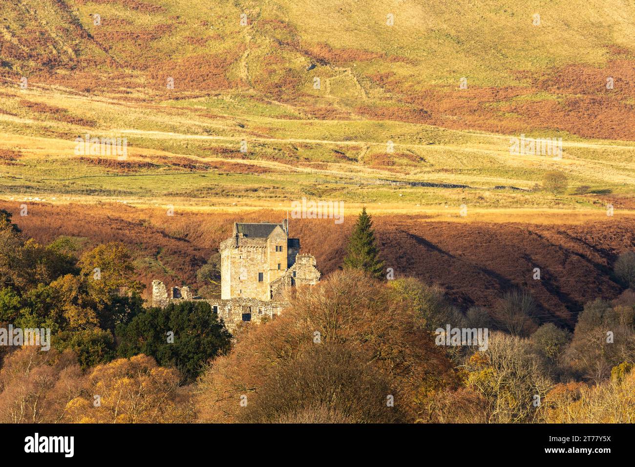 Castle Campbell assis à la tête de Dollar Glen dans un beau soleil d'automne et des couleurs, Dollar, Clackmannanshire, Écosse Banque D'Images