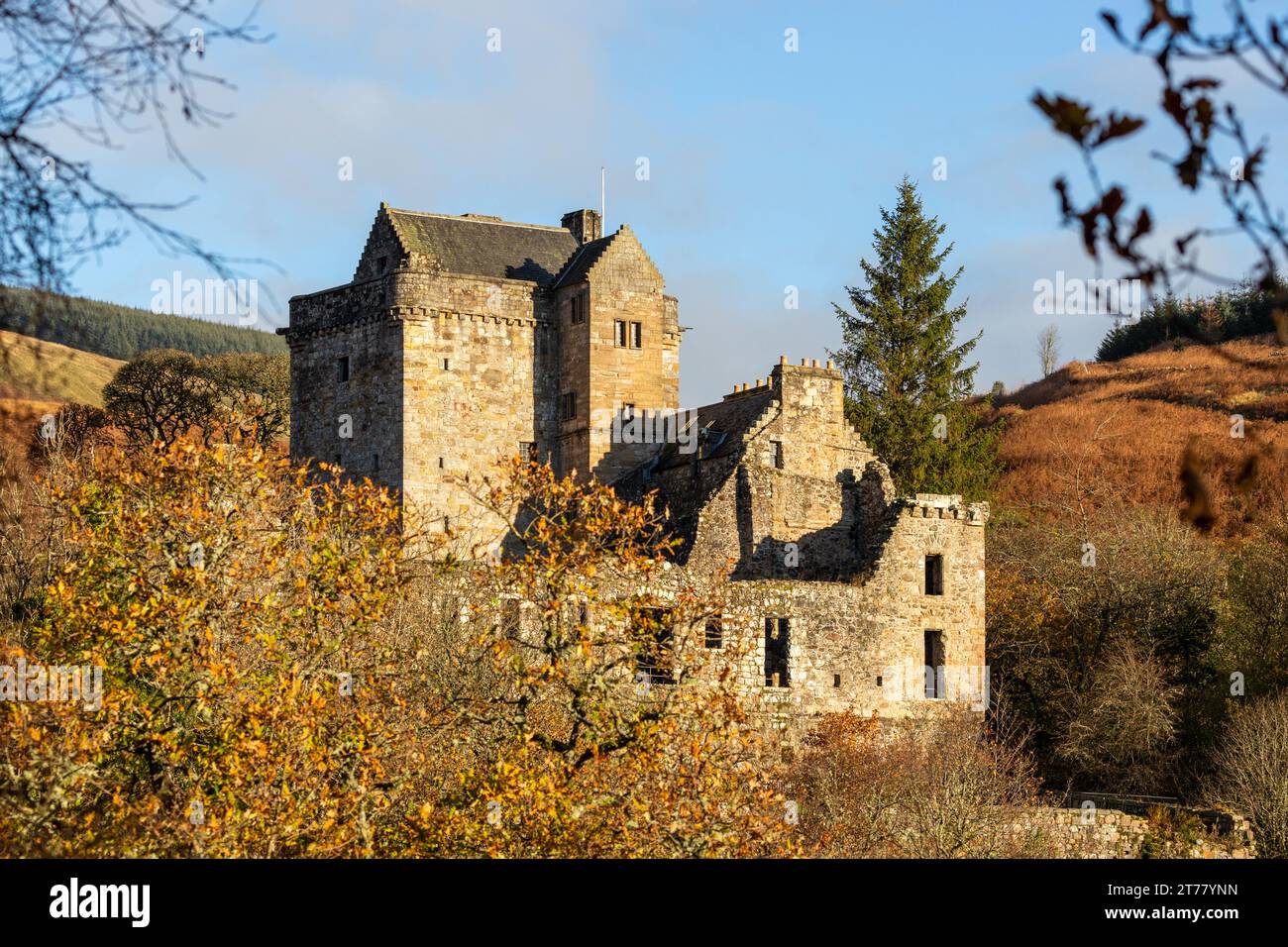 Castle Campbell situé dans les collines d'Ochil à l'air splendide dans les couleurs d'automne Banque D'Images