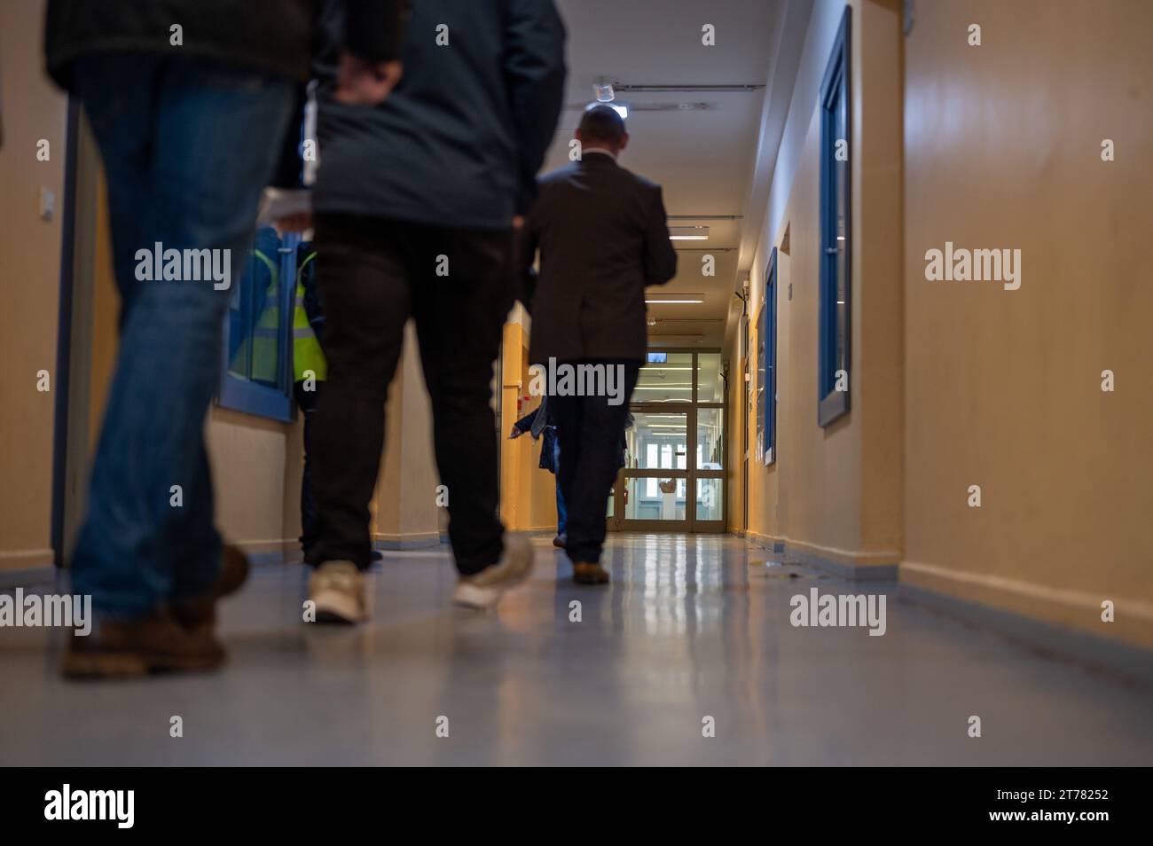 Trèves, Allemagne. 14 novembre 2023. Les gens marchent dans un couloir du centre d’accueil pour demandeurs d’asile (AFA) à Trèves. Crédit : Harald Tittel/dpa/Alamy Live News Banque D'Images