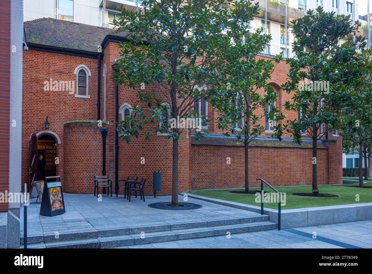 Fitzrovia Chapel London, Renaissance gothique, construite de 1891 à 92 dans le domaine de l'hôpital de Middlesex, alors centre du développement de Fitzroy place. Banque D'Images