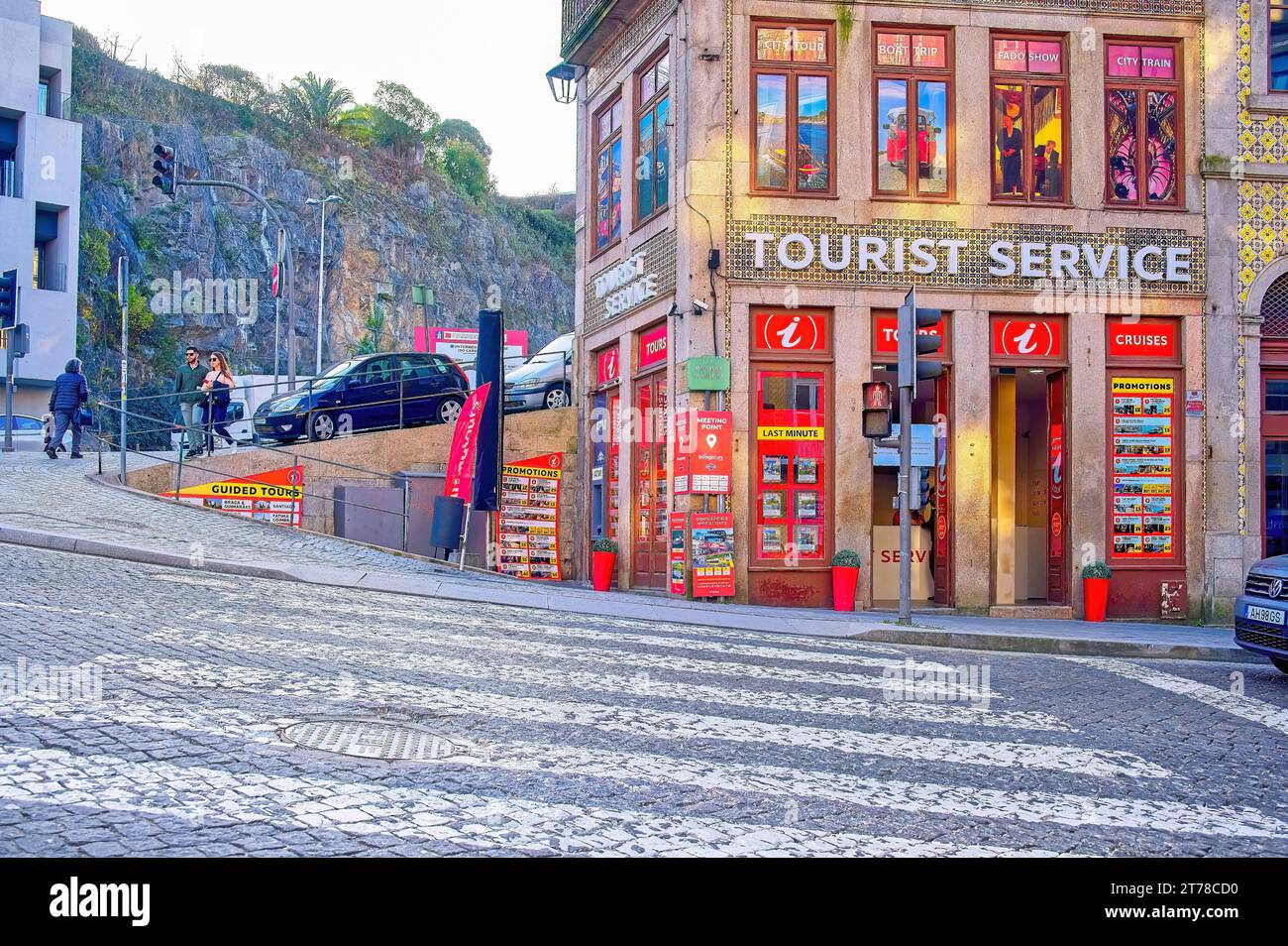 Porto, Portugal - 15 janvier 2023 : un bâtiment de l'Office de Tourisme dans un coin de la vieille ville. Banque D'Images