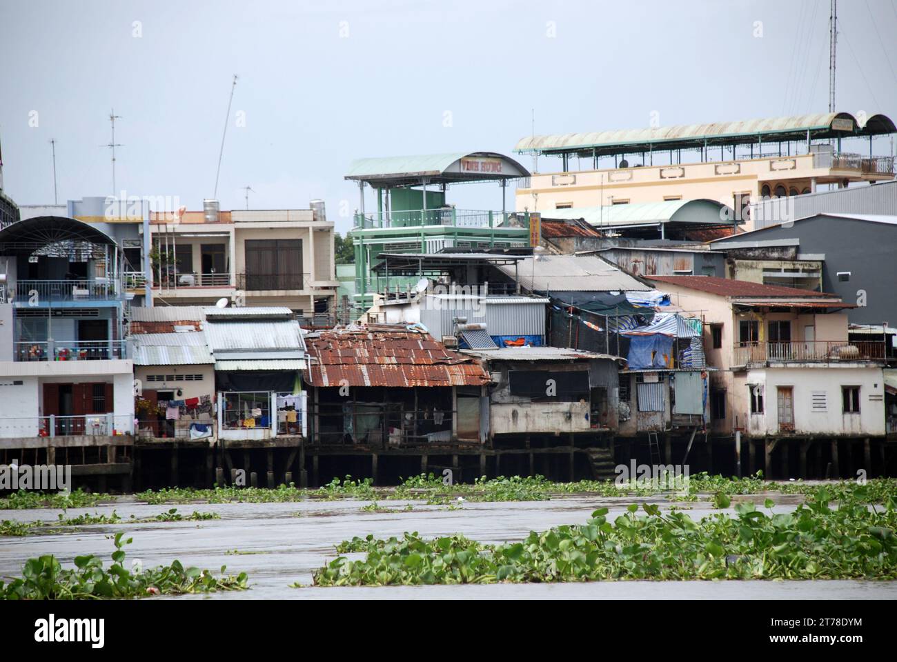 Une branche du Mékong traverse le delta du Mékong dans le sud du Vietnam Banque D'Images