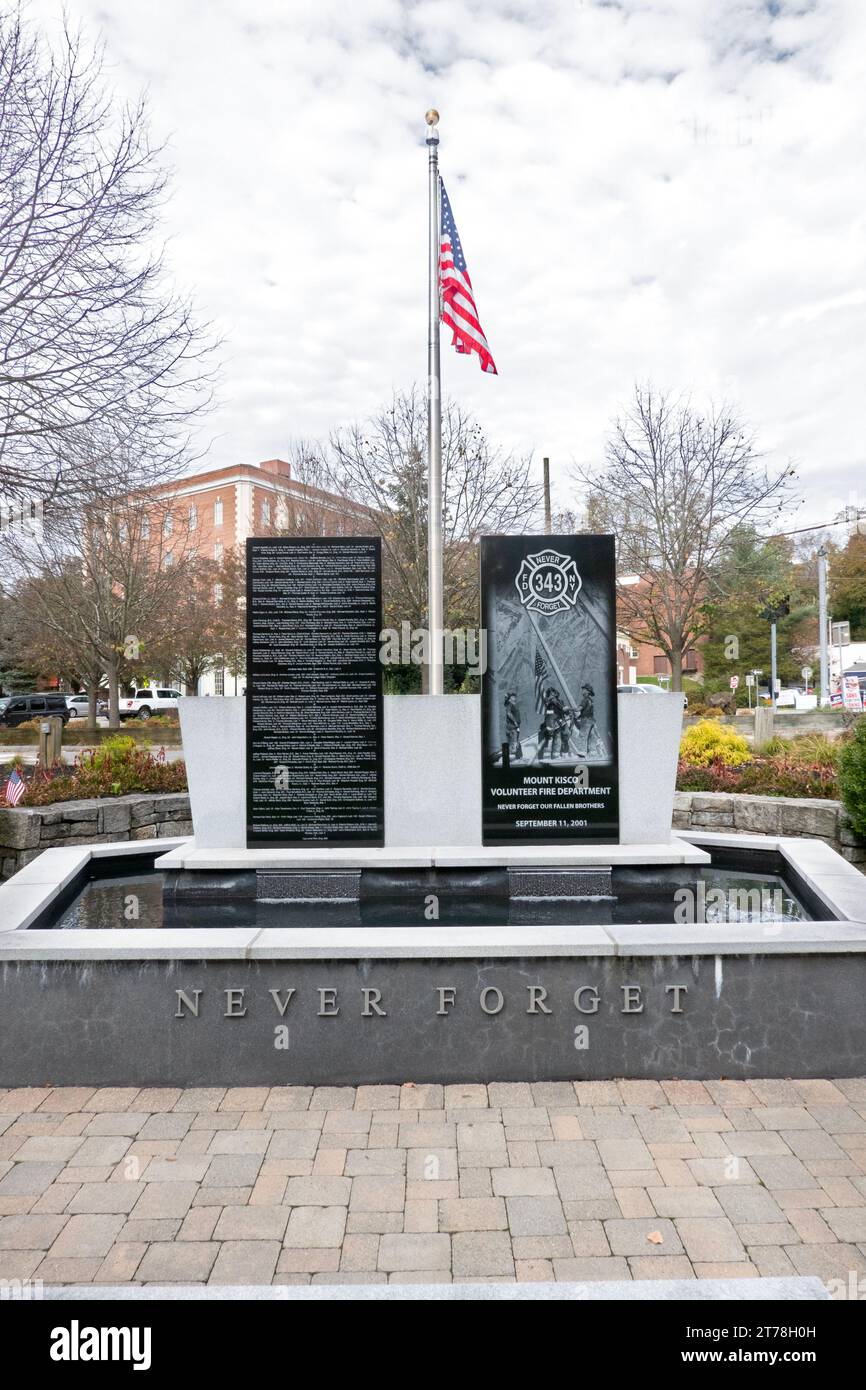 Le mémorial de Mount Kisco, New York 911, composé de structures en granit de 2 7 pieds symbolisant les tours jumelles. Il est dédié aux pompiers. Banque D'Images