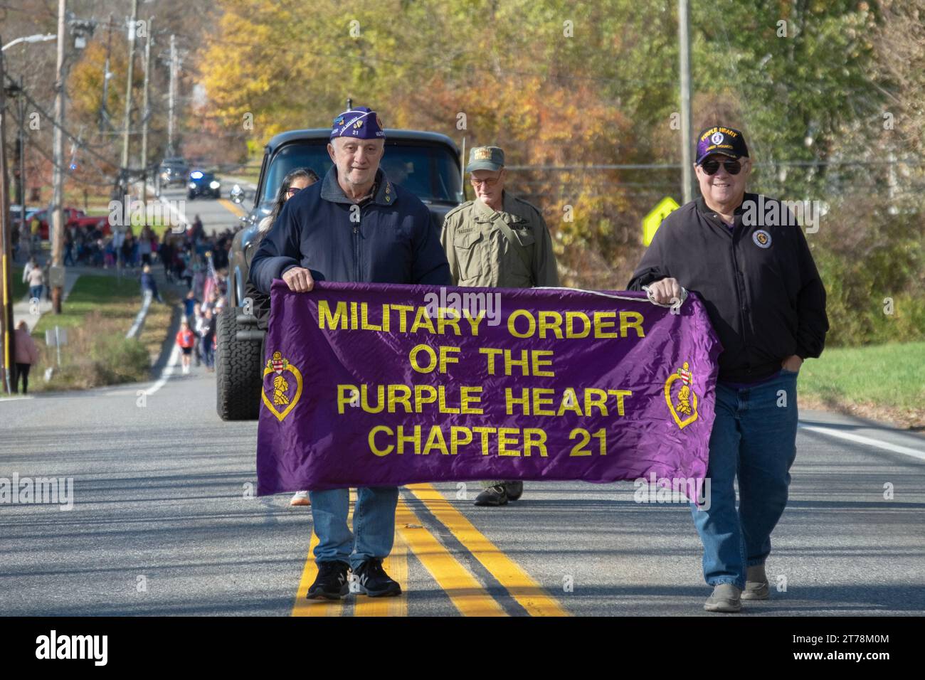 Les vétérans du Viet Nam avec les prix Purple Heart mènent le défilé de la Journée des vétérans à Somers, New York, le 11 novembre 2023. Banque D'Images