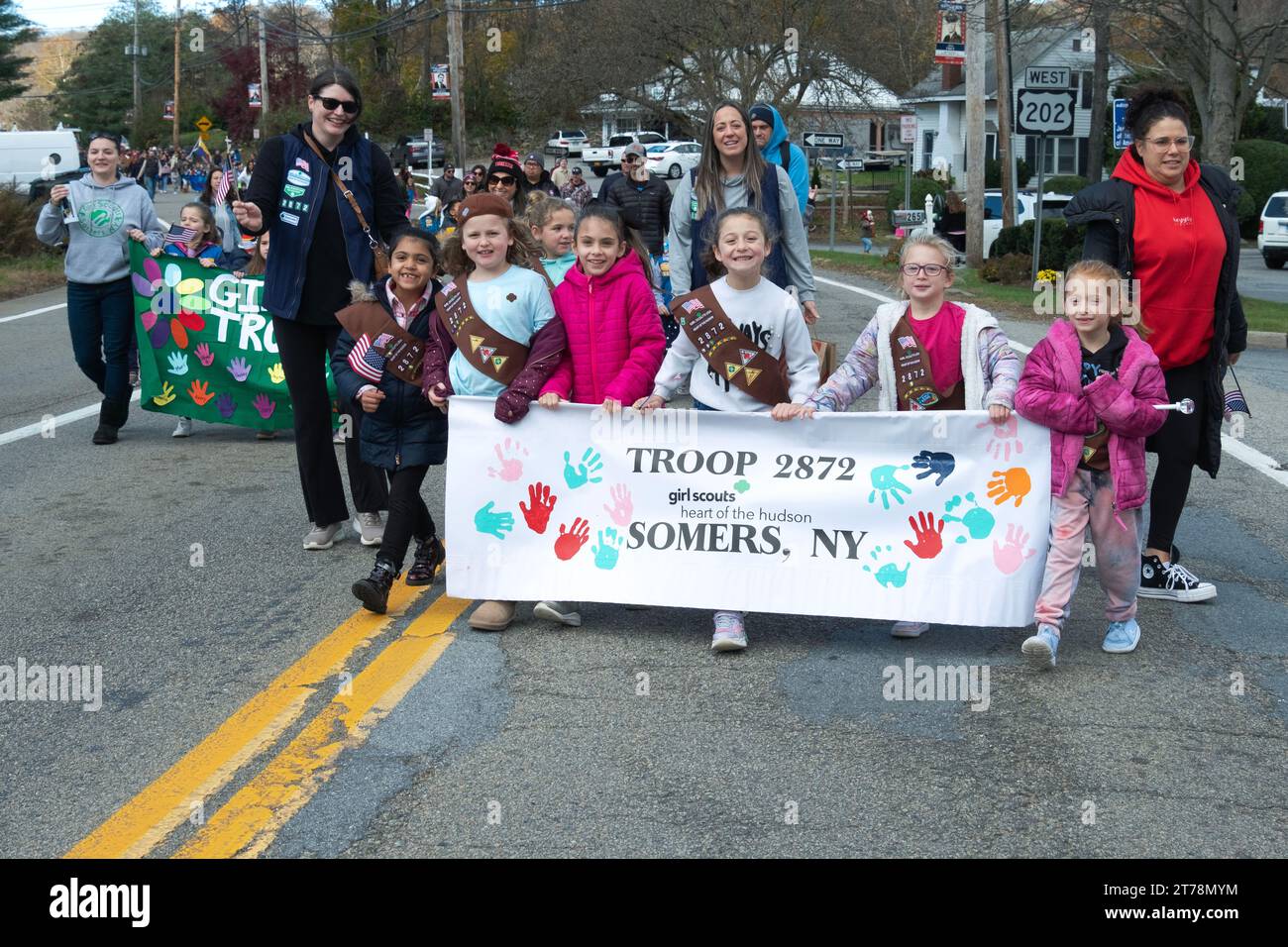 Girl Scouts de la troupe 2872 mars dans le défilé annuel de Somers Veterans Day Parade le 11 novembre 2023. À Westchester, New York. Banque D'Images