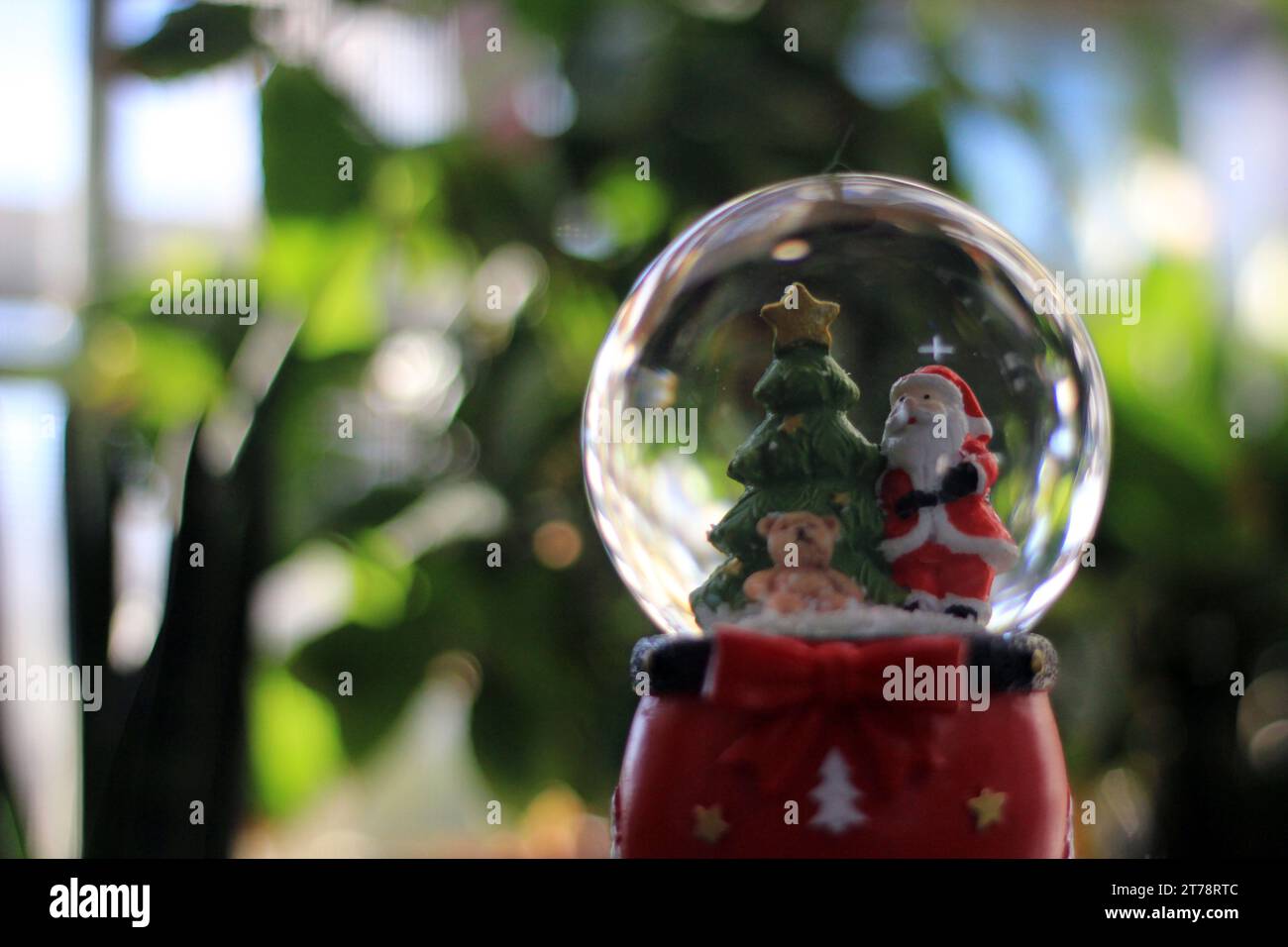 Boule à neige avec le Père Noël. Cadeau de Noël ou du nouvel an, gros plan, mise au point sélective Banque D'Images