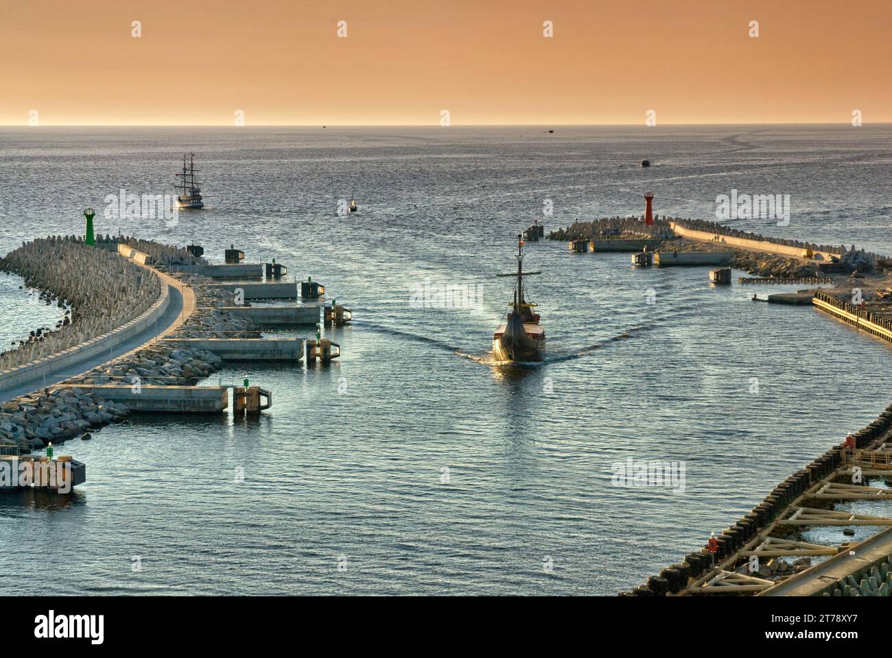 Bateau d'excursion 'Viking' à l'embouchure de la rivière Parsęta depuis le phare de Kołobrzeg en Poméranie, voïvodie de Poméranie occidentale (Zachodniopomorskie), Pologne Banque D'Images