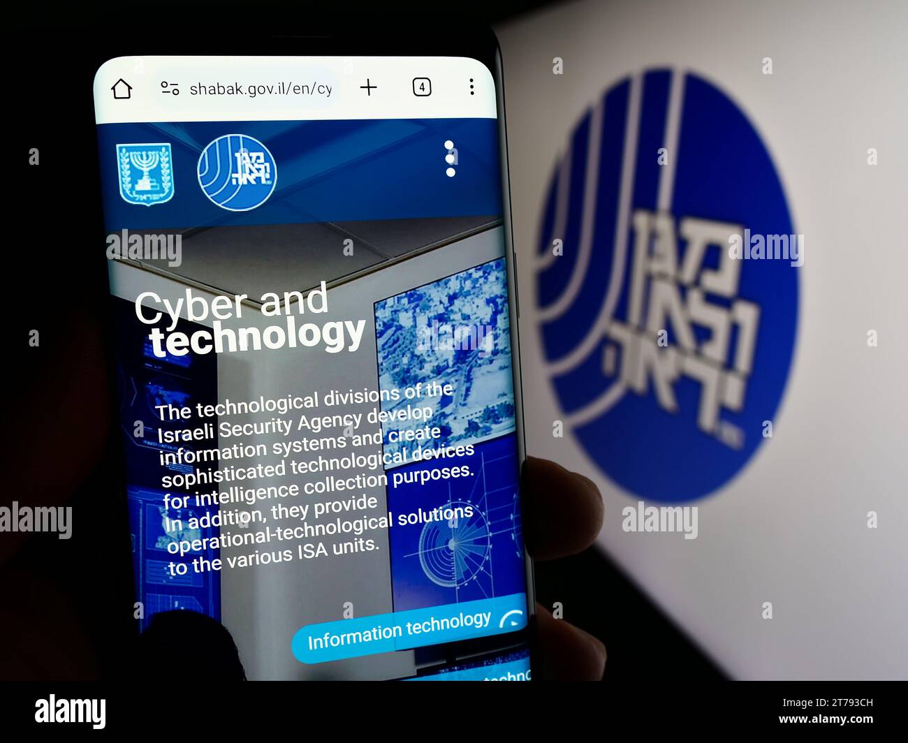 Personne tenant un téléphone portable avec la page Web de l'Agence de sécurité israélienne (ISA, Shin Bet) devant le logo. Concentrez-vous sur le centre de l'écran du téléphone. Banque D'Images