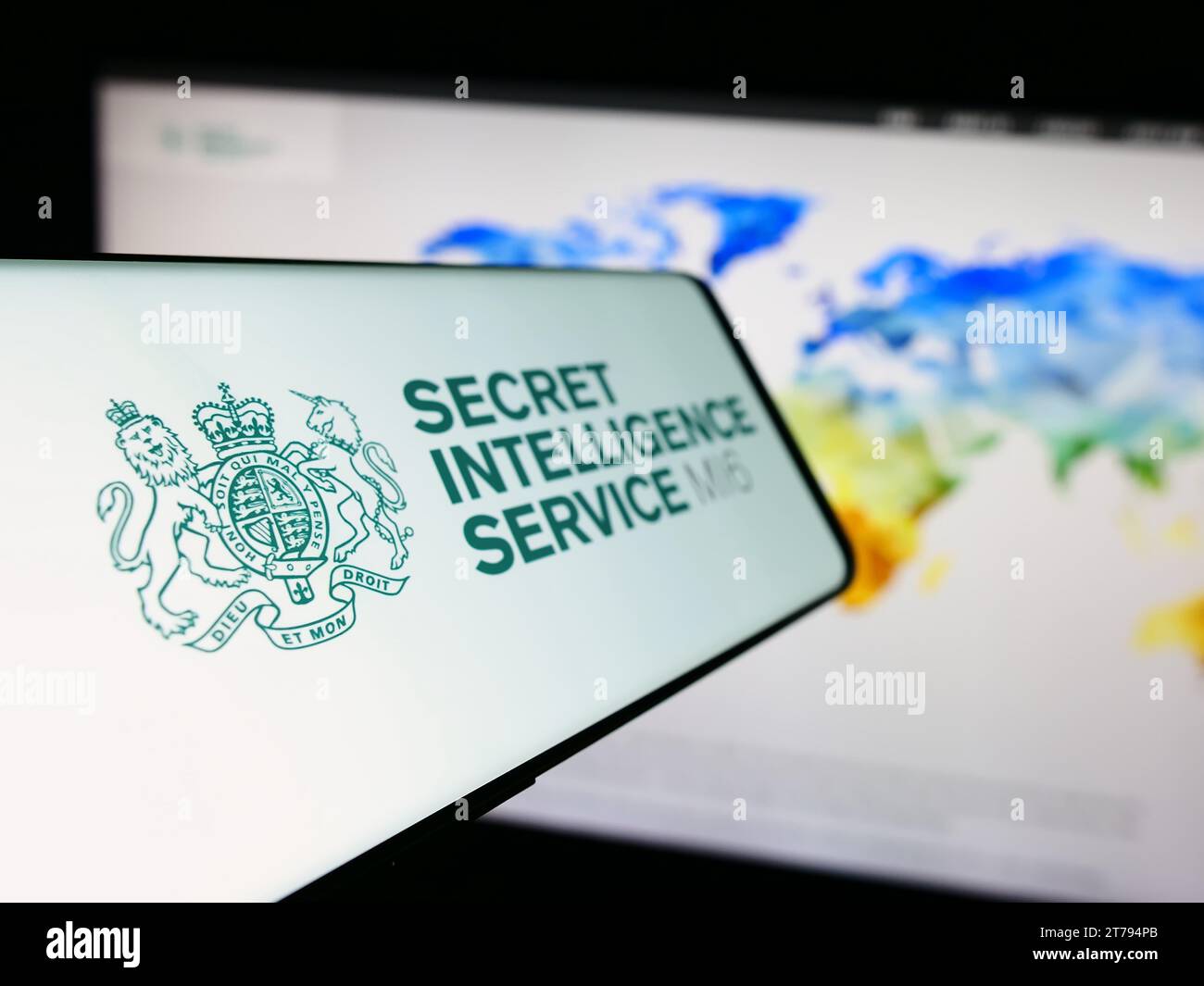 Téléphone portable avec sceau de l'agence britannique Secret Intelligence Service (SIS, MI6) devant le site web. Concentrez-vous sur le centre gauche de l'écran du téléphone. Banque D'Images