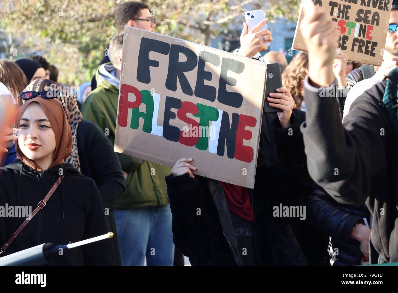 Manifestants pro-palestiniens avec banderoles à Milan Banque D'Images