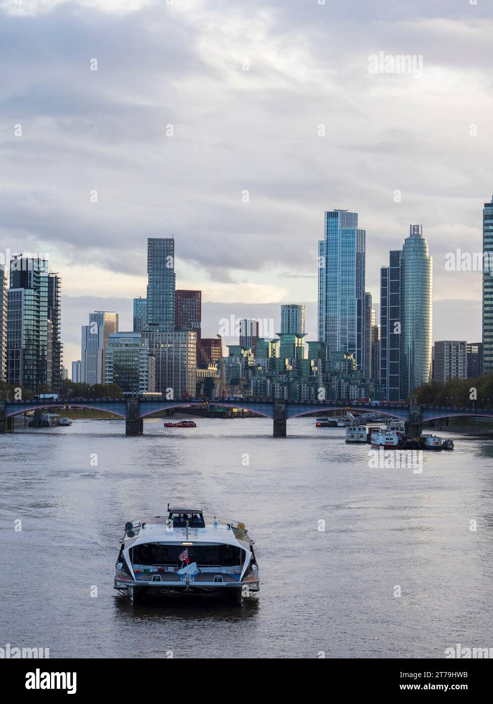 Lambeth Bridge et nouveaux développements sur NineElms et Battersea, au sud de Londres, sur la Tamise, Londres, Angleterre, ROYAUME-UNI, GB. Banque D'Images