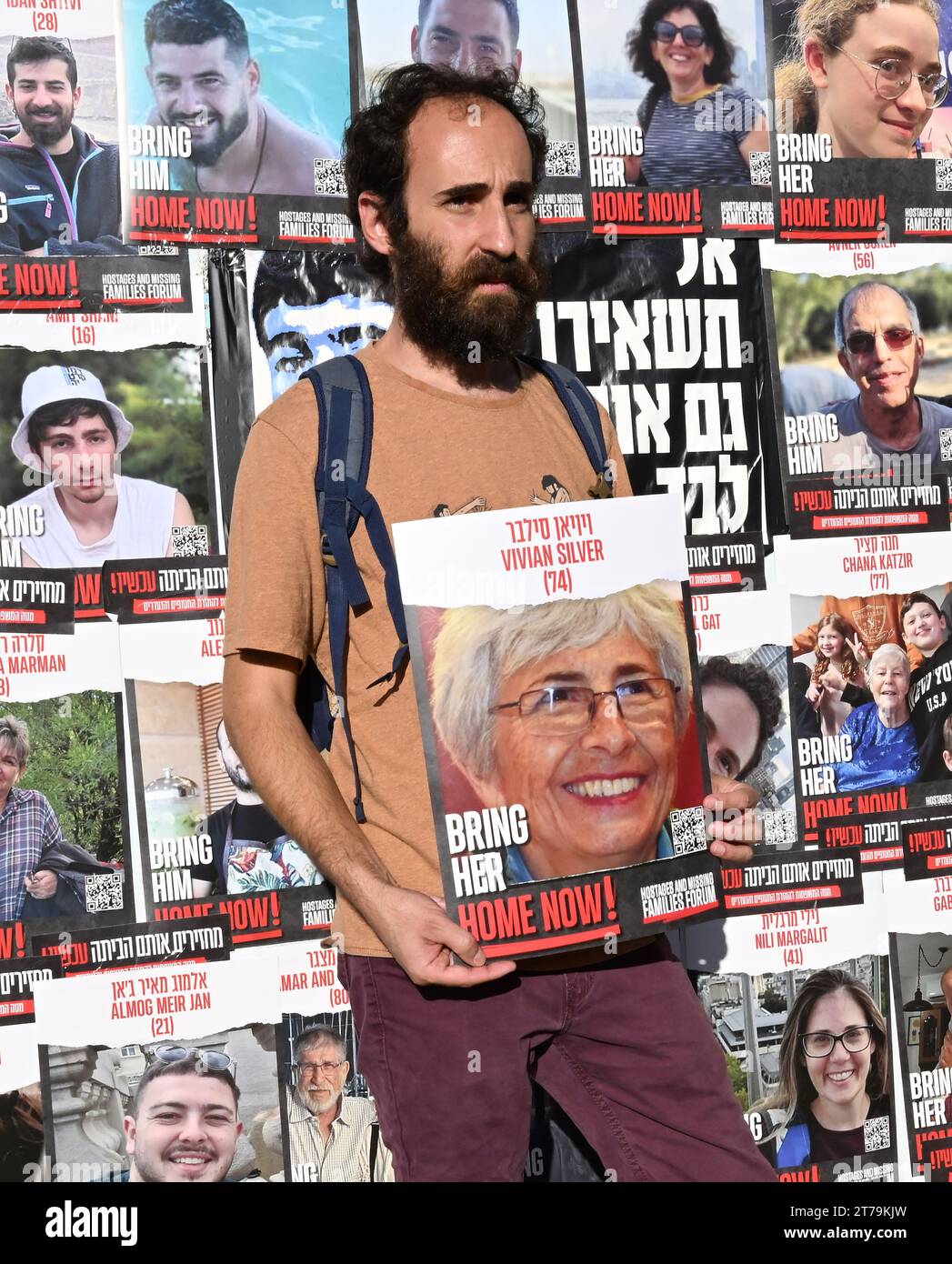 Jonathan zeigen tient une affiche de sa mère, une militante pacifiste née au Canada, Vivian Silver, 74 ans, qui aurait été retenue en otage par le Hamas à Gaza, le lundi 6 novembre 2023. La famille a été informée qu'au bout de cinq semaines, l'ADN a confirmé que Silver a été assassinée à son domicile sur le kibboutz Be'eri par le Hamas le 7 octobre. Photo de Debbie Hill/ UPI Banque D'Images Jonathan zeigen tient une affiche de sa mère, une militante pacifiste née au Canada, Vivian Silver, 74 ans, qui aurait été retenue en otage par le Hamas à Gaza, le lundi 6 novembre 2023. La famille a été informée qu'au bout de cinq semaines, l'ADN a confirmé que Silver a été assassinée à son domicile sur le kibboutz Be'eri par le Hamas le 7 octobre. Photo de Debbie Hill/ UPI Banque D'Images