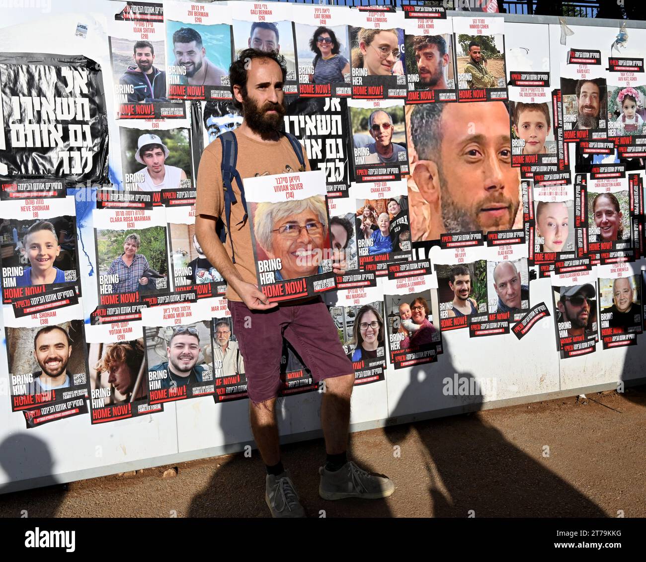 Jonathan zeigen tient une affiche de sa mère, une militante pacifiste née au Canada, Vivian Silver, 74 ans, qui aurait été retenue en otage par le Hamas à Gaza, le lundi 6 novembre 2023. La famille a été informée qu'au bout de cinq semaines, l'ADN a confirmé que Silver a été assassinée à son domicile sur le kibboutz Be'eri par le Hamas le 7 octobre. Photo de Debbie Hill/ UPI Banque D'Images Jonathan zeigen tient une affiche de sa mère, une militante pacifiste née au Canada, Vivian Silver, 74 ans, qui aurait été retenue en otage par le Hamas à Gaza, le lundi 6 novembre 2023. La famille a été informée qu'au bout de cinq semaines, l'ADN a confirmé que Silver a été assassinée à son domicile sur le kibboutz Be'eri par le Hamas le 7 octobre. Photo de Debbie Hill/ UPI Banque D'Images