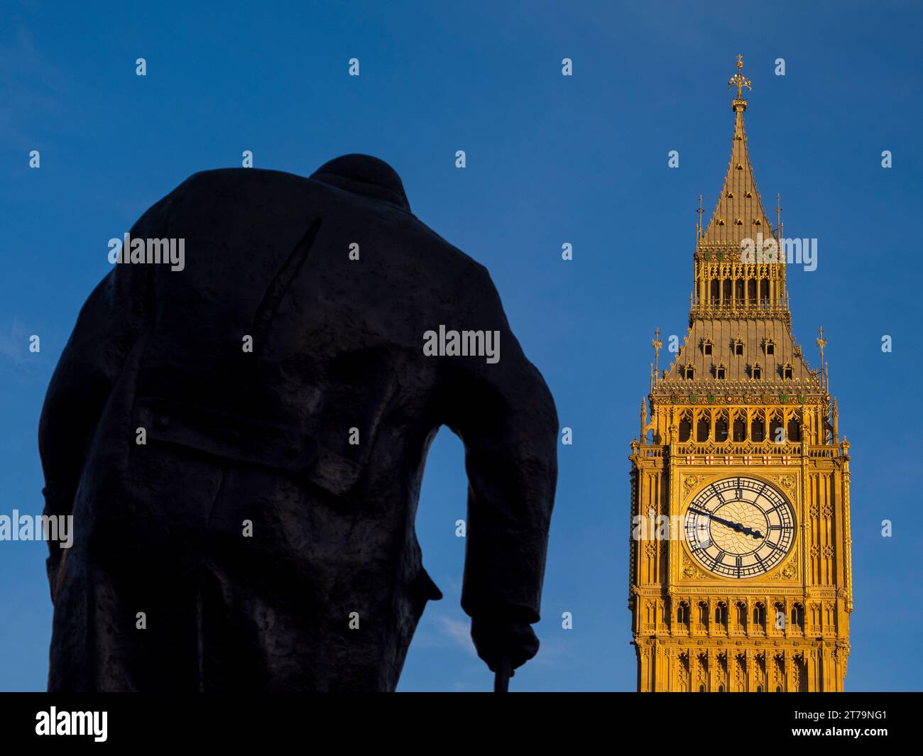 Statue de Winston Churchill, Parliament Square, avec, Big Ben, Westminster, Londres, Angleterre, Royaume-Uni, GB. Banque D'Images