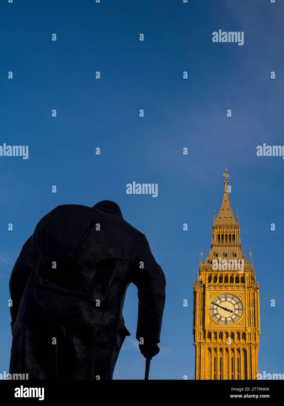 Statue de Winston Churchill, Parliament Square, avec, Big Ben, Westminster, Londres, Angleterre, Royaume-Uni, GB. Banque D'Images