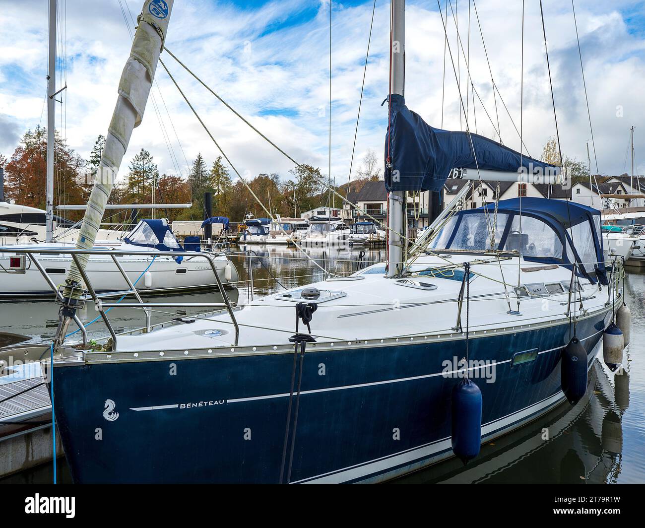 Bateaux amarrés à Windermere Marina Village Banque D'Images