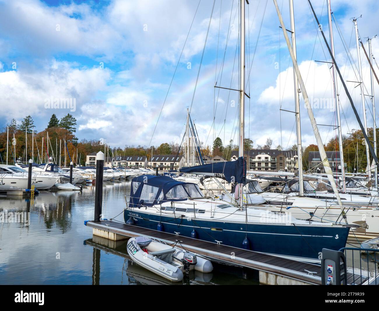 Bateaux amarrés à Windermere Marina Village Banque D'Images