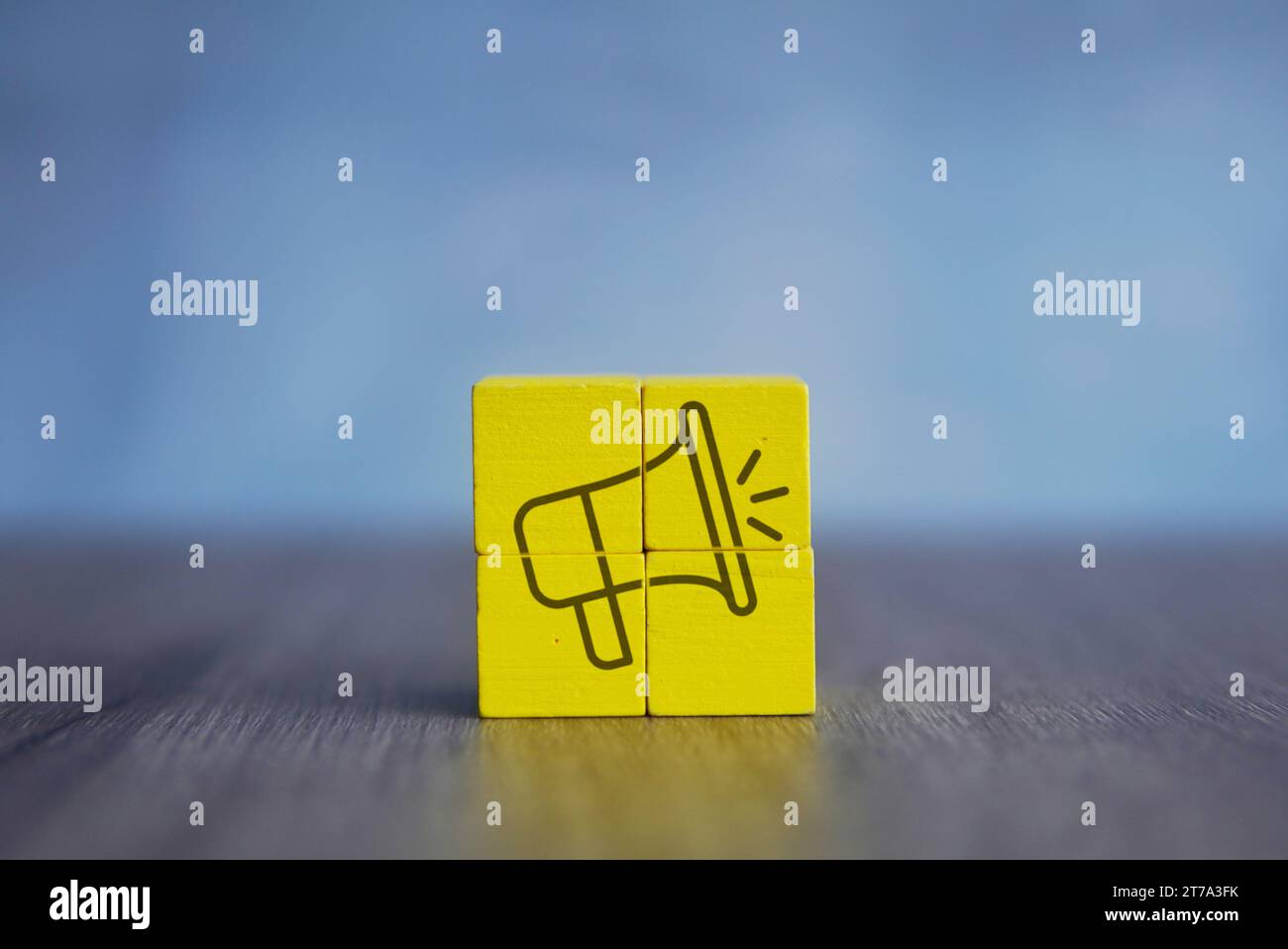 Image en gros plan de cubes en bois avec l'icône de mégaphone. Concept d'annonce et de publicité. Banque D'Images