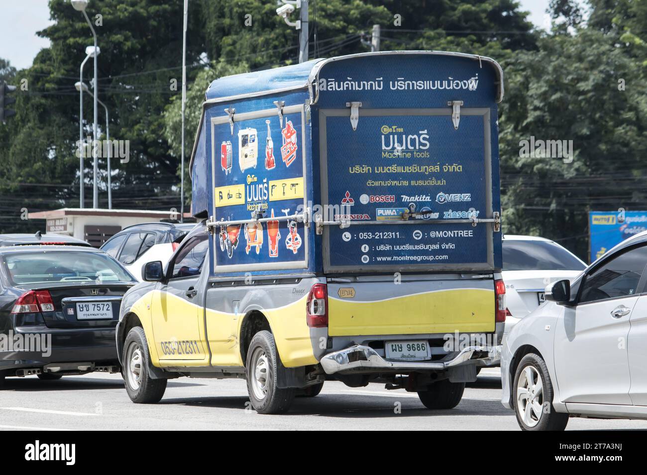 Chiangmai, Thaïlande - septembre 8 2023 : camion conteneur de mon Tree machine Tool. Photo à la route n ° 121 à environ 8 km du centre-ville de Chiangmai thaïlande. Banque D'Images