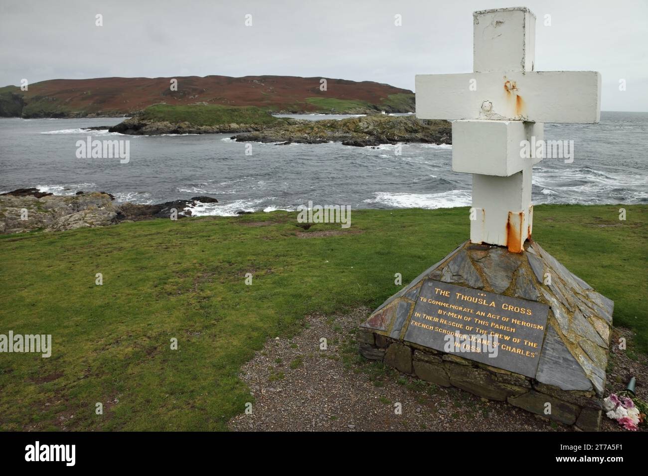 La Croix de Thousla commémorant le sauvetage en 1858 de l'équipage du Jeane St Charles, surplombant le détroit et le veau de Man, île de Man Banque D'Images