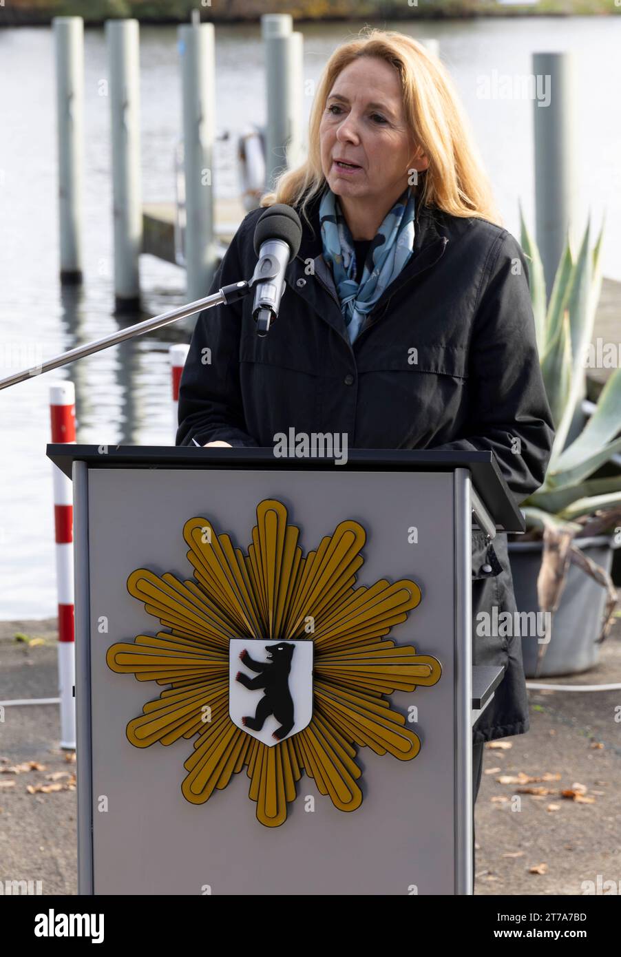 Bild-Motiv : Polizeipraesidentin Dr. Barbara Slowik Berlin den 10.11.2023 BOS-Watercrafts in Dienst gestellt Die Polizei Berlin wappnet sich schon jetzt für die kommende Wassersportsaison. Der wachsende Verkehr mit hochmotorisierten Motorbooten, Jet-skis und Partybooten auf den Berliner Gewässern machen eine Aufstockung der Bootsflotte der Wasserschutzpolizei notwendig. Künftig können die Einsatzkräfte neben der bestehenden flotte aus 15 Polizeistreifenbooten, vier Zivilbooten und drei Festrumpfschlauchbooten nun auch zwei BOS-watercrafts mit modernster Polizeiausstattung nutzen. Dank dieser Fa Banque D'Images