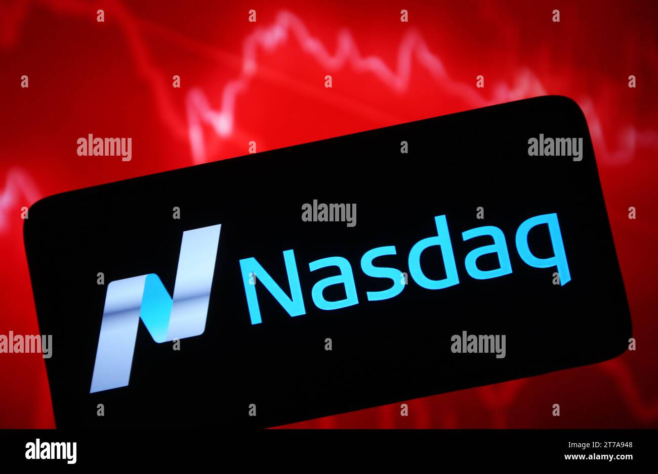 Sur cette photo, le logo Nasdaq stock Market est visible sur un écran de smartphone avec des pourcentages boursiers en arrière-plan. Banque D'Images