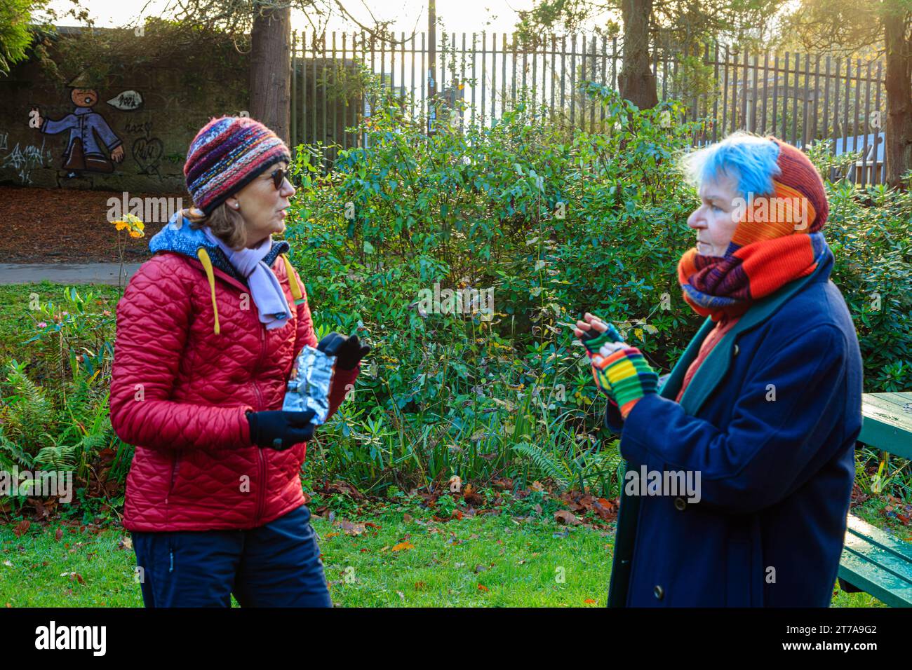 2 femmes âgées de plus de 60 ans se rencontrent pour discuter après une promenade dans le parc le jour de l'automne à Hermitage Park, Helensburgh, Argyll et Bute, en Écosse Banque D'Images