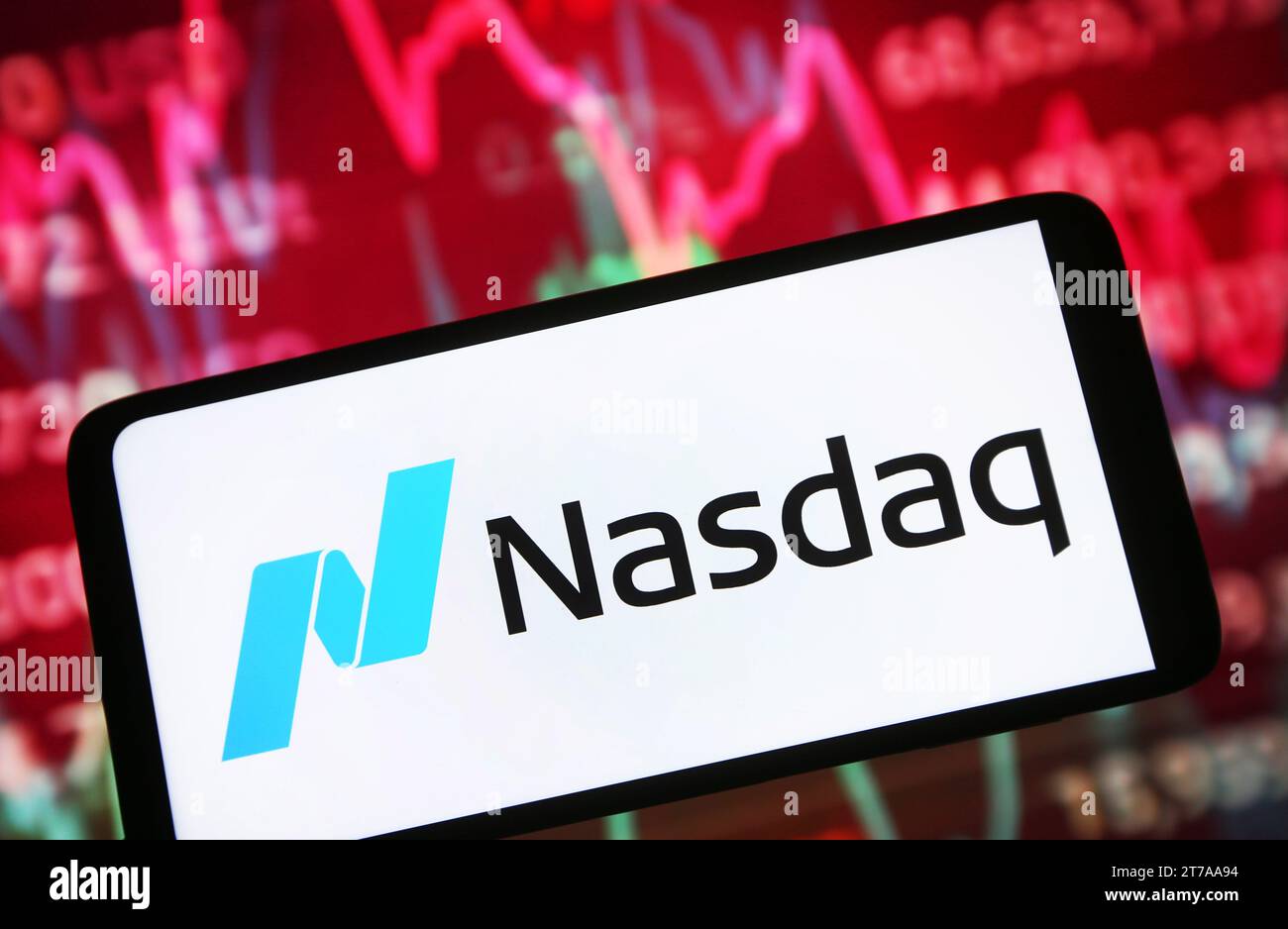 14 novembre 2023, Ukraine : dans cette illustration photo, le logo Nasdaq stock Market est visible sur un écran de smartphone avec des pourcentages boursiers en arrière-plan. (Image de crédit : © Pavlo Gonchar/SOPA Images via ZUMA Press Wire) USAGE ÉDITORIAL SEULEMENT! Non destiné à UN USAGE commercial ! Banque D'Images