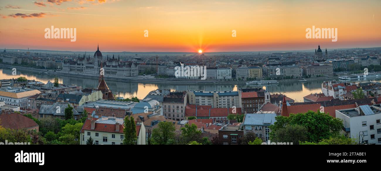 Budapest Hongrie, panorama du lever du soleil sur les toits de la ville au Parlement hongrois et sur le Danube Banque D'Images
