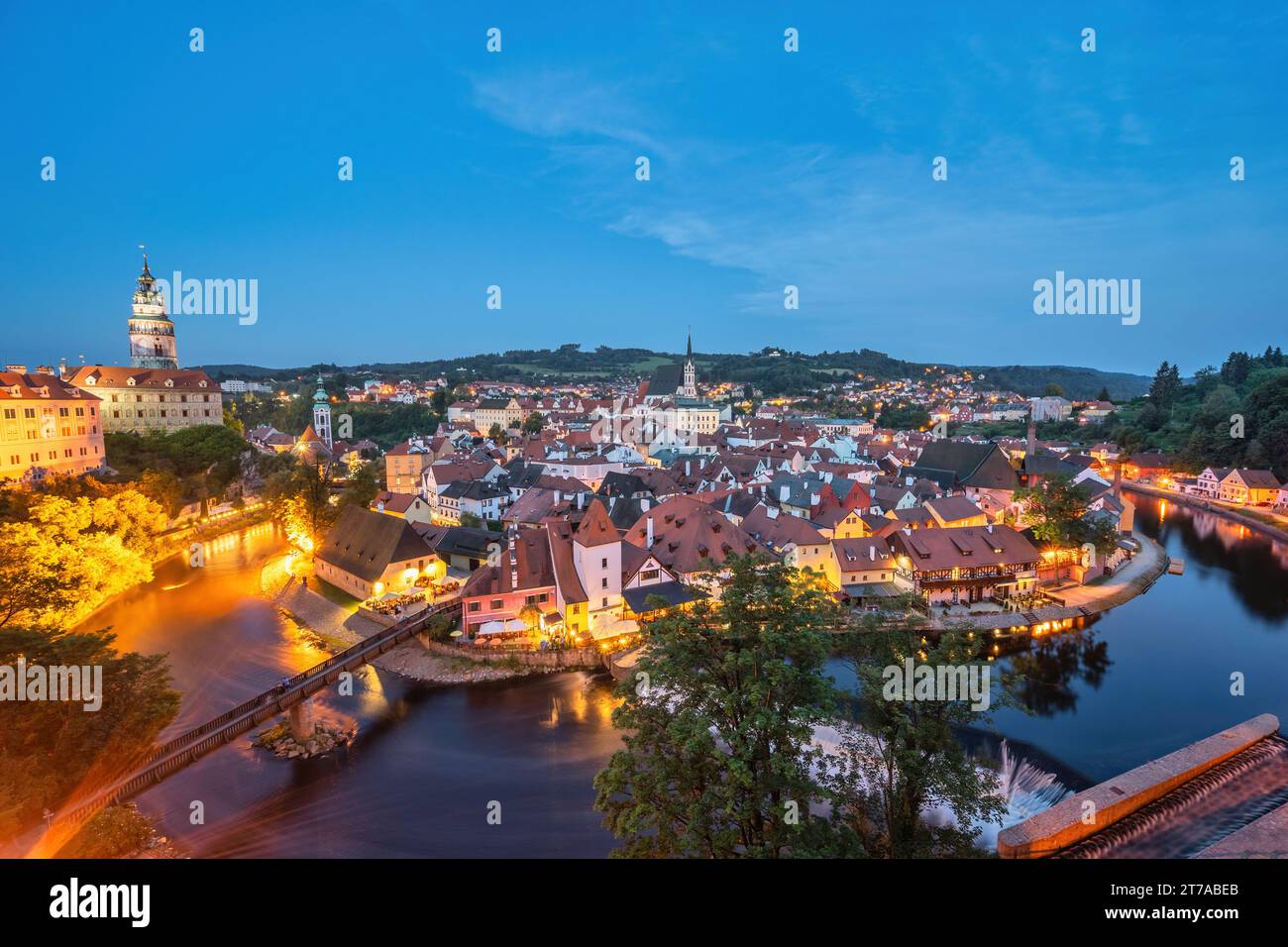 Cesky Krumlov Tchéquie République tchèque, vue à angle élevé vue nocturne horizon de la ville à la vieille ville et la rivière Vltava Banque D'Images