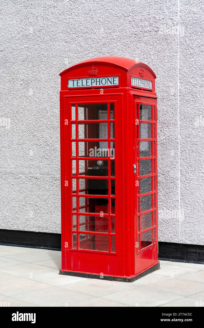 Boîte téléphonique rouge traditionnelle en Angleterre, Royaume-Uni Banque D'Images