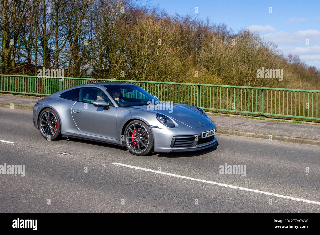 2020 argent Porsche 911 Carrera 4S S-A ; circulation automobile, véhicules en mouvement, voitures, véhicule roulant sur les routes britanniques, moteurs, traversant le réseau routier autoroutier M6, Royaume-Uni Banque D'Images