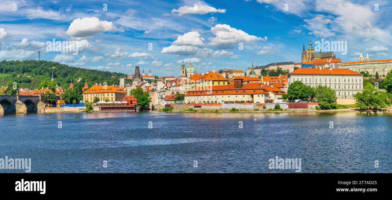 Prague République tchèque, panorama de la ville sur le pont Charles de la rivière Vltava et le château de Prague, Tchéquie Banque D'Images