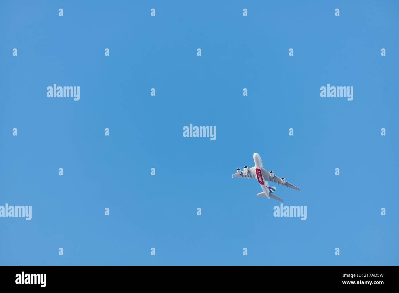 Emirates Airbus A380 contre un ciel bleu. Banque D'Images