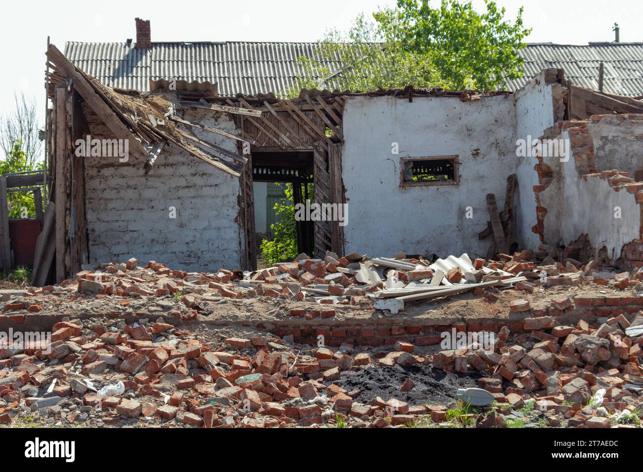 Une vieille maison en bois en ruine. Des murs brisés, un toit en ruine. Des tas de déchets. Catastrophes naturelles, guerre, tremblement de terre. Banque D'Images