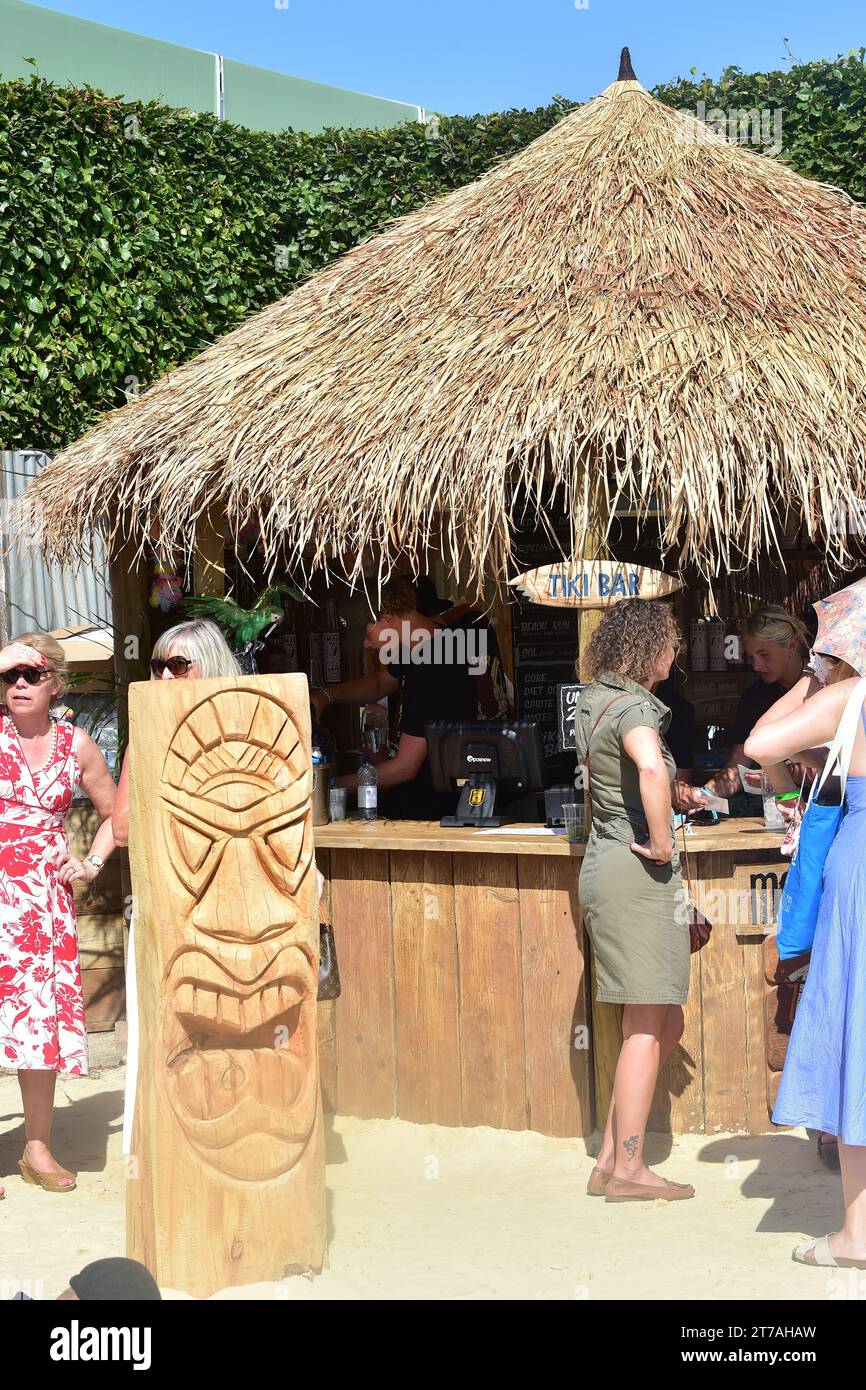 Tiki Bar, Goodwood Revival, Goodwood Motor circuit, Chichester, West Sussex, Angleterre, septembre 2023. Banque D'Images