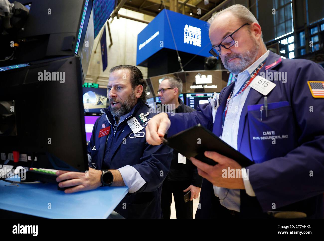 New York, États-Unis. 14 novembre 2023. Les traders travaillent sur le parquet de la Bourse de New York sur Wall Street à New York le mardi 14 novembre 2023. Photo de John Angelillo/UPI crédit : UPI/Alamy Live News Banque D'Images