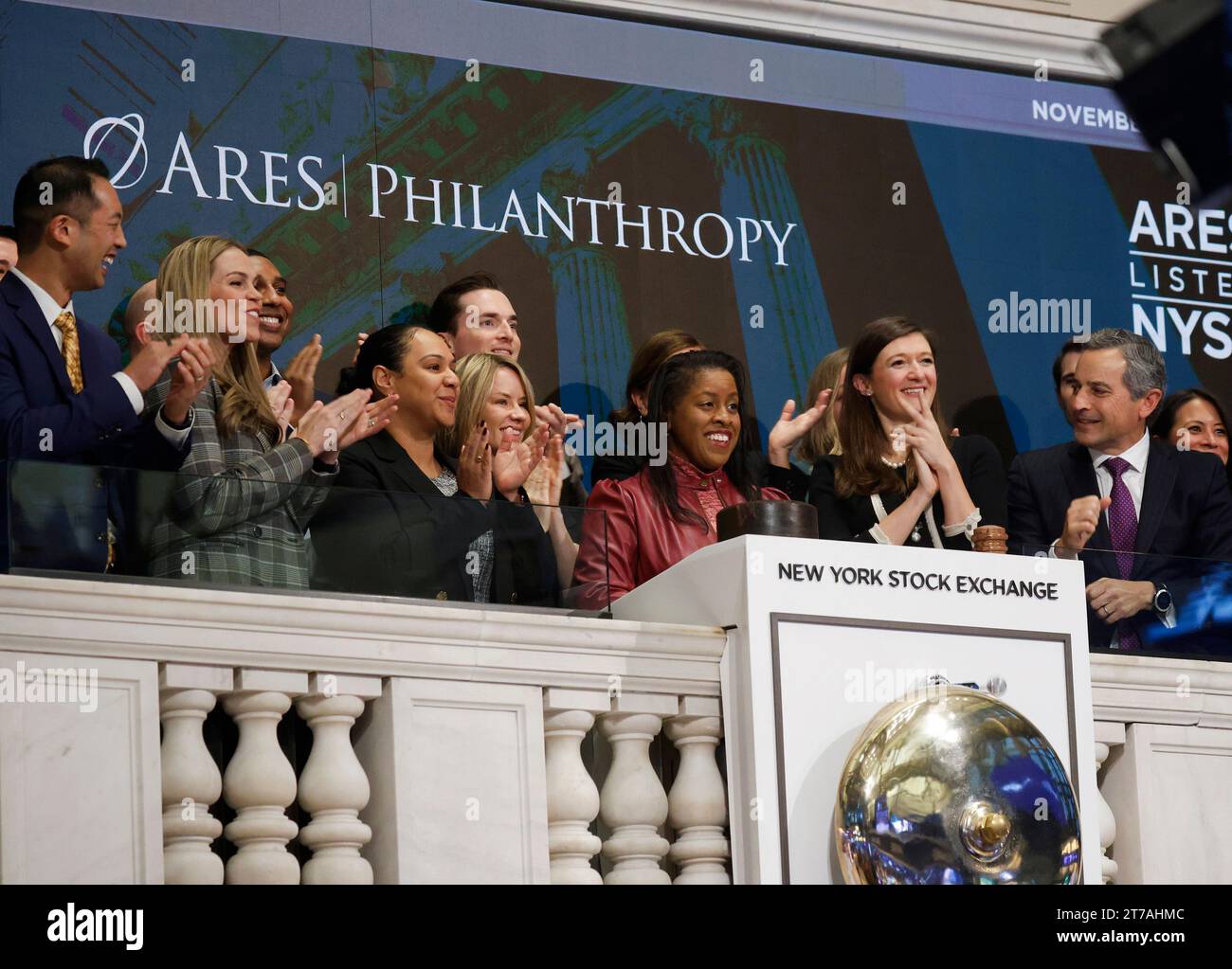 New York, États-Unis. 14 novembre 2023. Des représentants d'Ares Philanthropy sonnent la cloche d'ouverture à la Bourse de New York sur Wall Street à New York le mardi 14 novembre 2023. Photo de John Angelillo/UPI crédit : UPI/Alamy Live News Banque D'Images