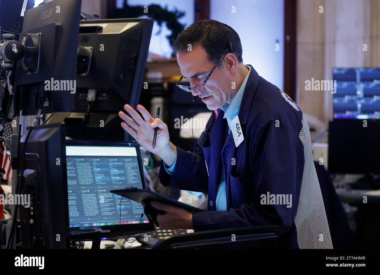 New York, États-Unis. 14 novembre 2023. Les traders travaillent sur le parquet de la Bourse de New York sur Wall Street à New York le mardi 14 novembre 2023. Photo de John Angelillo/UPI crédit : UPI/Alamy Live News Banque D'Images