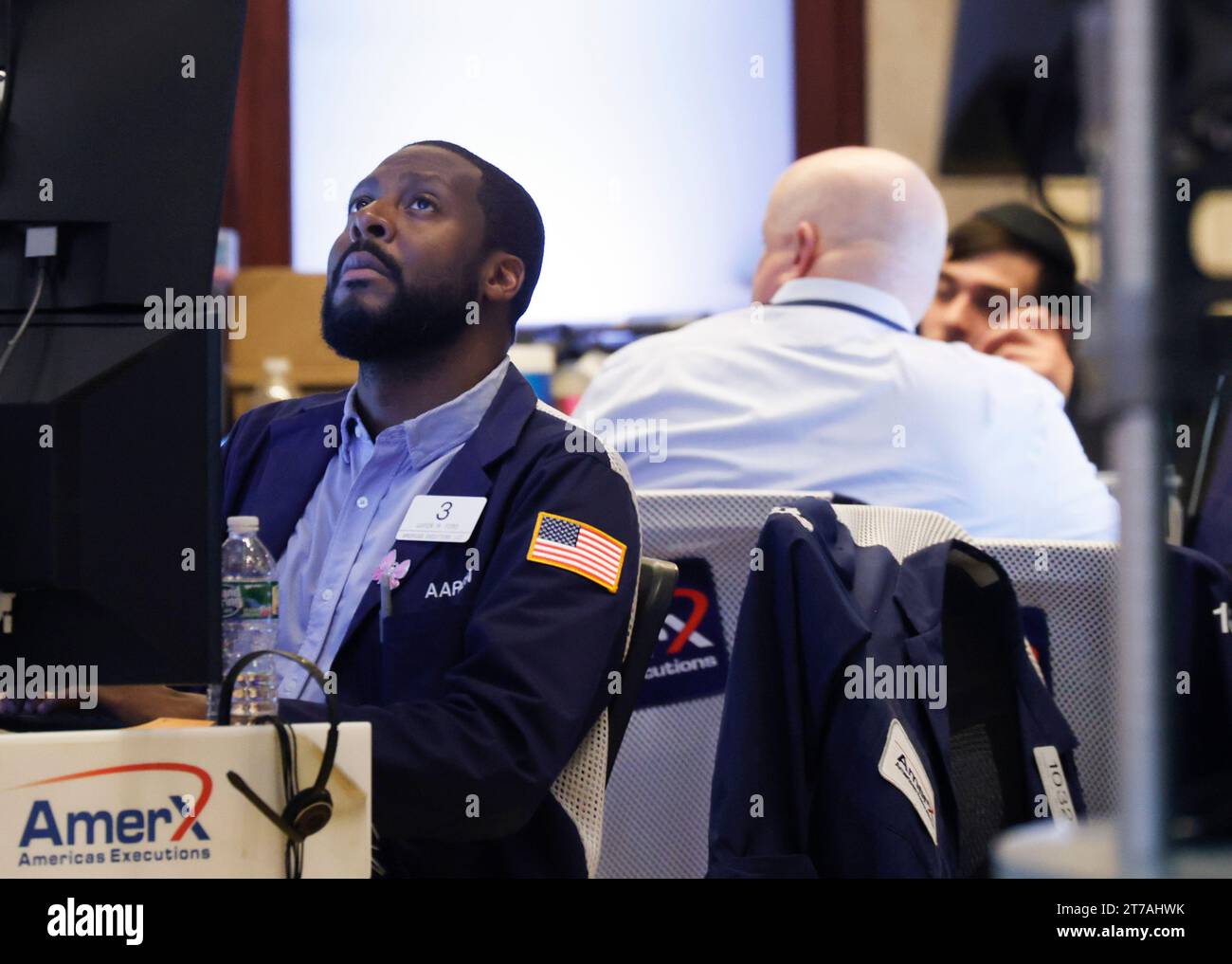 New York, États-Unis. 14 novembre 2023. Les traders travaillent sur le parquet de la Bourse de New York sur Wall Street à New York le mardi 14 novembre 2023. Photo de John Angelillo/UPI crédit : UPI/Alamy Live News Banque D'Images