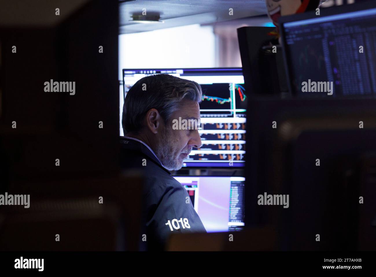 New York, États-Unis. 14 novembre 2023. Les traders travaillent sur le parquet de la Bourse de New York sur Wall Street à New York le mardi 14 novembre 2023. Photo de John Angelillo/UPI crédit : UPI/Alamy Live News Banque D'Images
