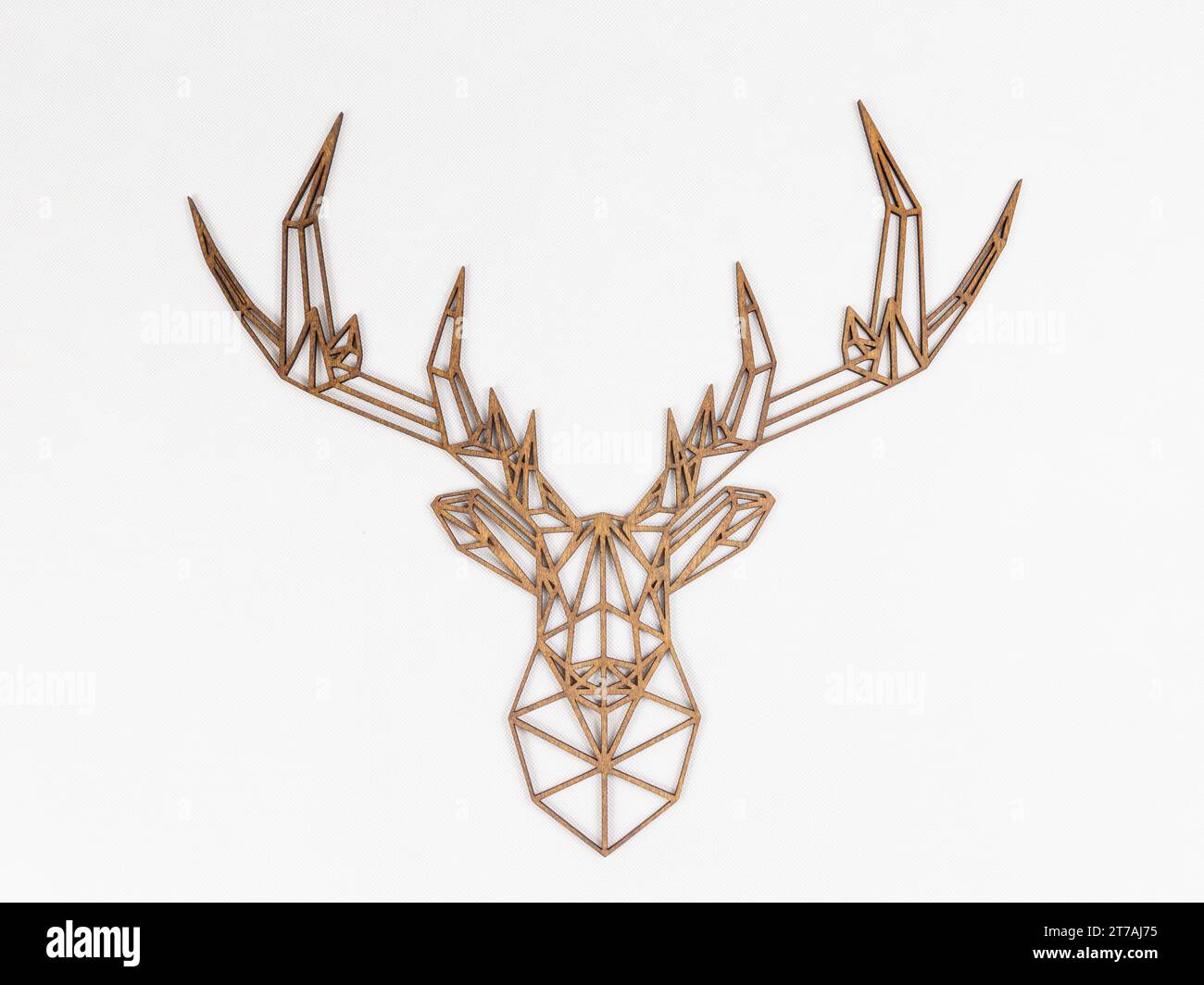 Sculpture géométrique de tête de cerf en bois découpé au laser sur un fond blanc. Banque D'Images