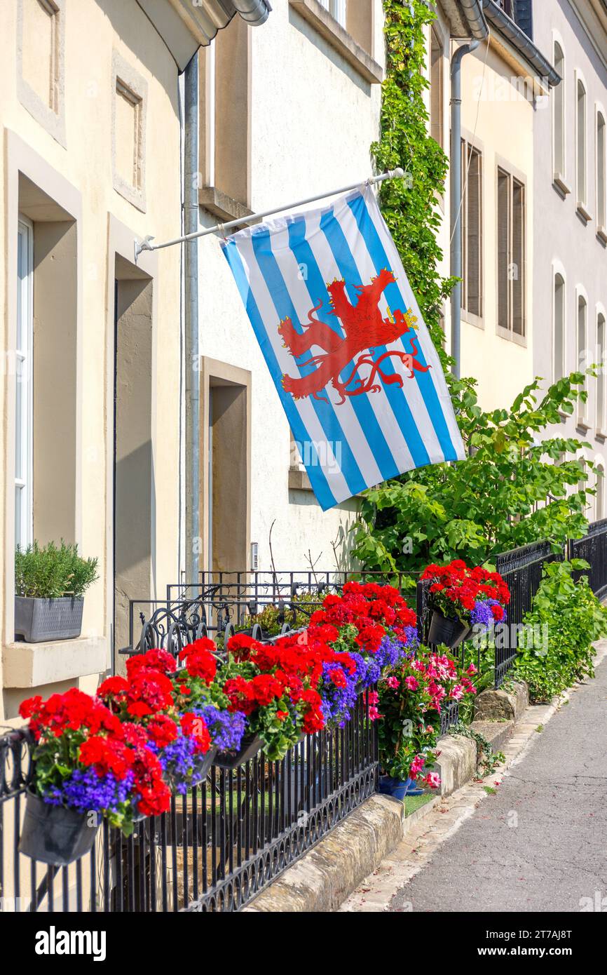 Drapeau luxembourgeois extérieur maison, chemin de la Corniche, quartier Grund, ville de Luxembourg, Luxembourg Banque D'Images