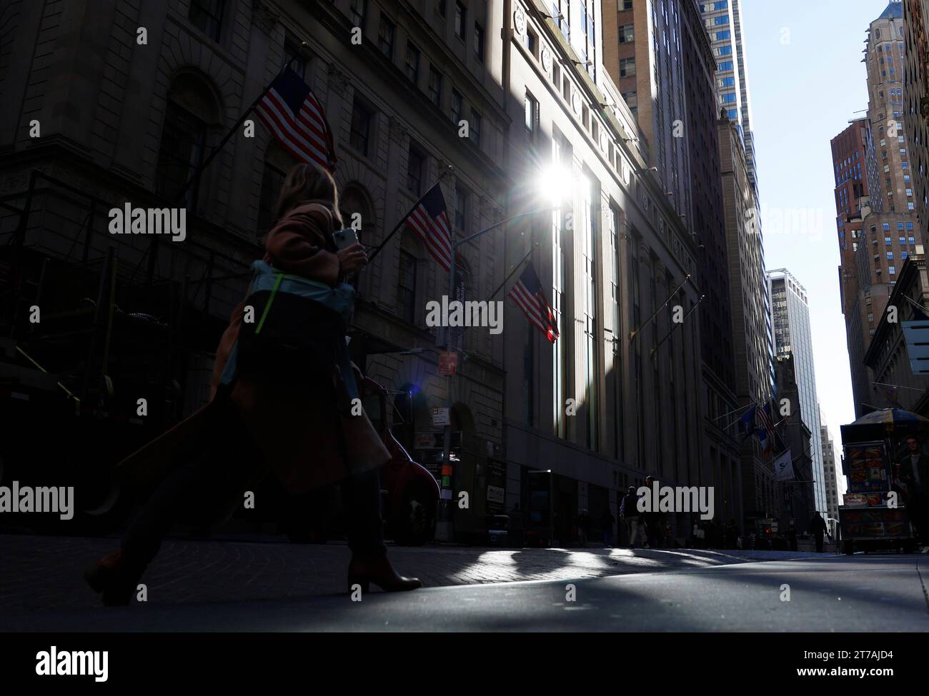 New York, États-Unis. 14 novembre 2023. Les piétons marchent près de la Bourse de New York sur Wall Street à New York le mardi 14 novembre 2023. Photo de John Angelillo/UPI crédit : UPI/Alamy Live News Banque D'Images