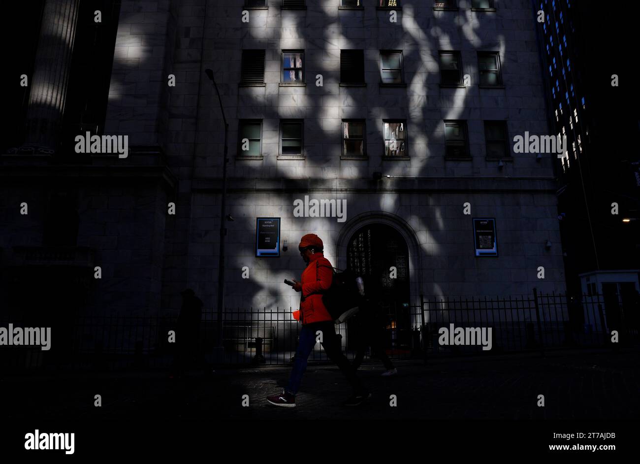 New York, États-Unis. 14 novembre 2023. Les piétons marchent devant la Bourse de New York sur Wall Street à New York le mardi 14 novembre 2023. Photo de John Angelillo/UPI crédit : UPI/Alamy Live News Banque D'Images