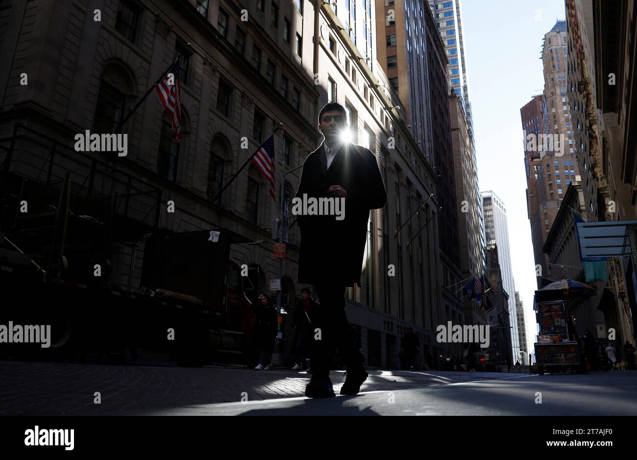 New York, États-Unis. 14 novembre 2023. Les piétons marchent près de la Bourse de New York sur Wall Street à New York le mardi 14 novembre 2023. Photo de John Angelillo/UPI crédit : UPI/Alamy Live News Banque D'Images