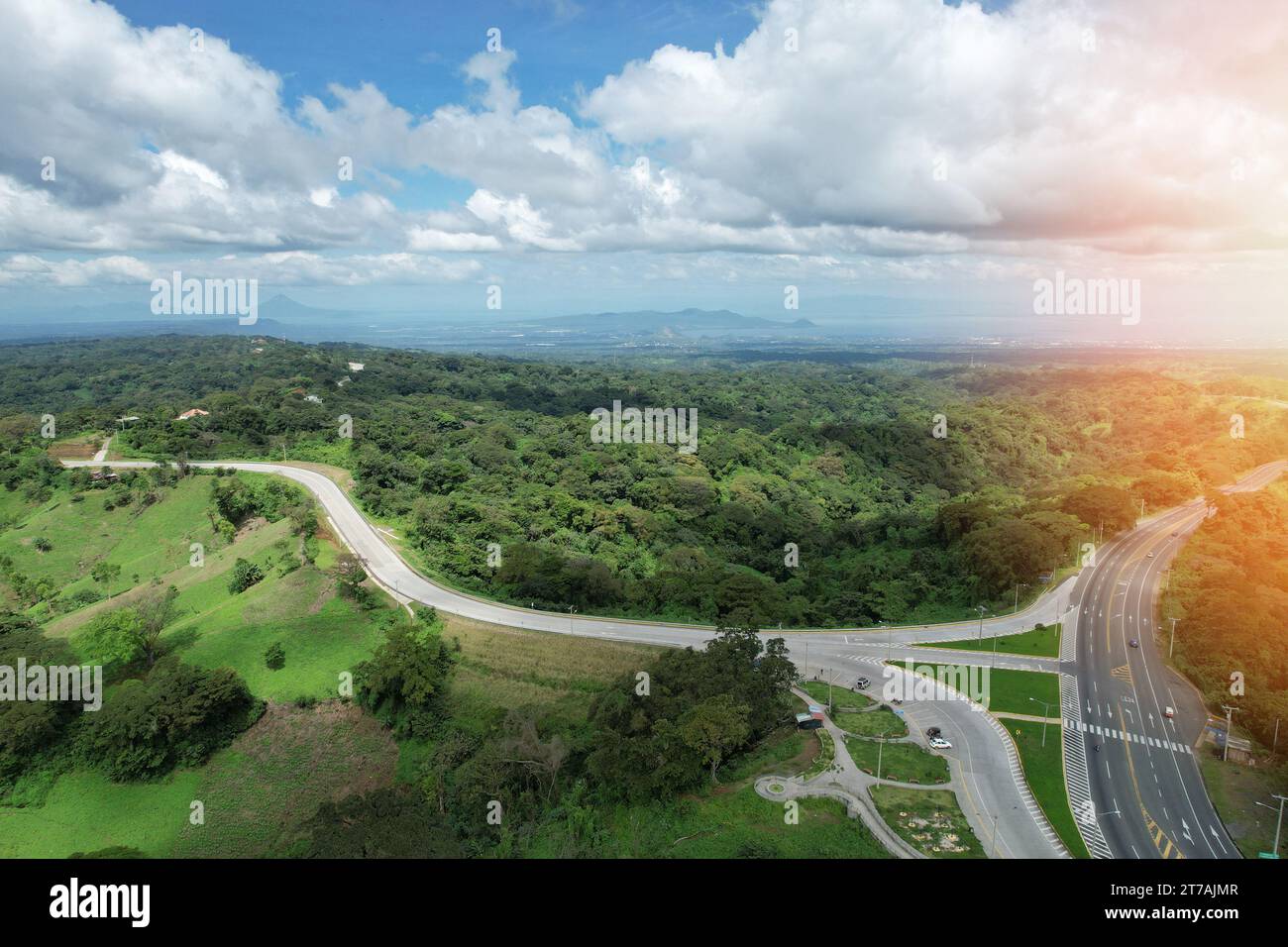 Paysage vert du Nicaragua vue aérienne drone avec volcan et lac scène Banque D'Images