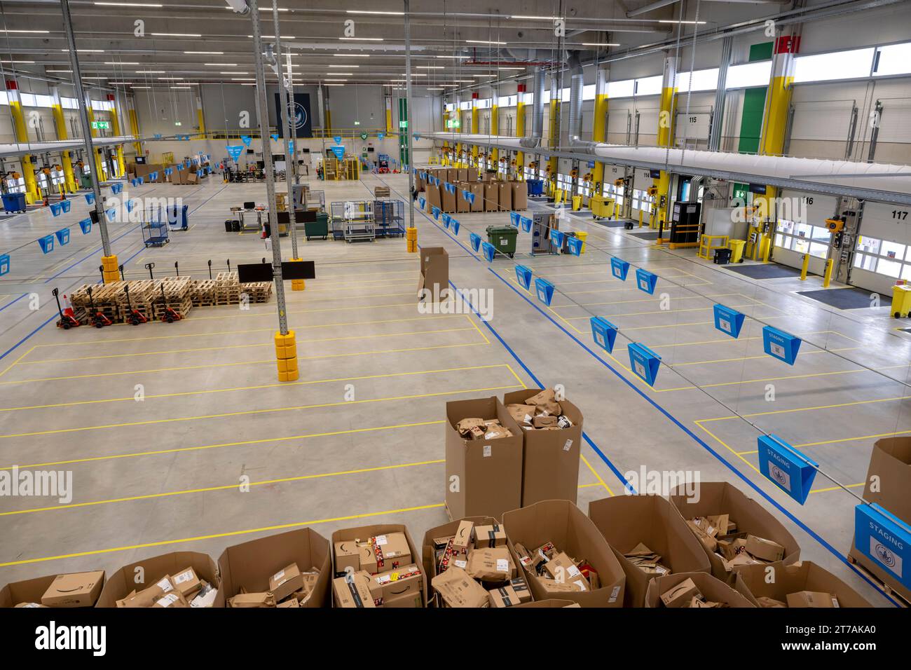 Erding, Allemagne. 14 novembre 2023. Vue du hall de transbordement lors de l’ouverture officielle du centre de tri Amazon à Erding. Crédit : Peter Kneffel/dpa/Alamy Live News Banque D'Images